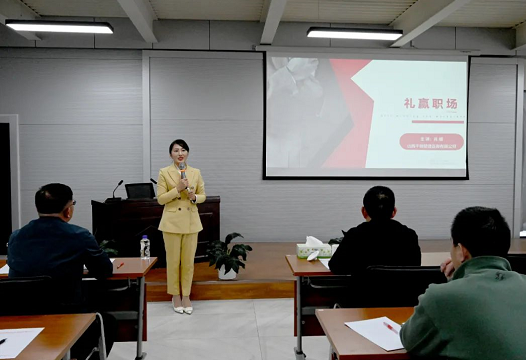 凯时KB88集团组织发展商务礼节培训