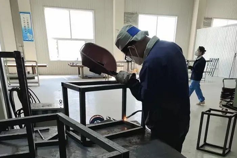 ?发起机总装部仓栅突击出产如火如荼