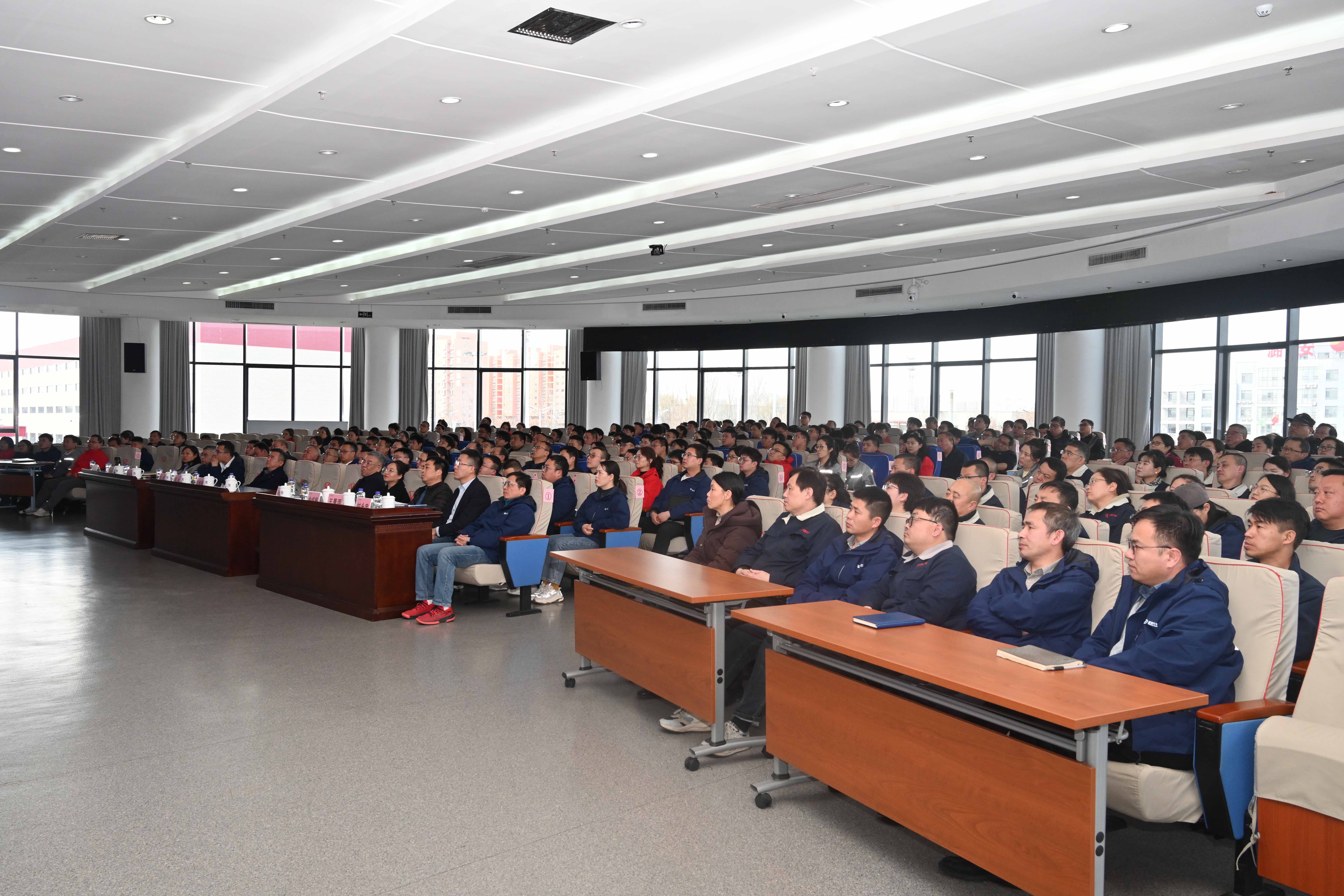 凯时KB88汽车科技集团召开警示教育大会，强调清廉自律与法造教育