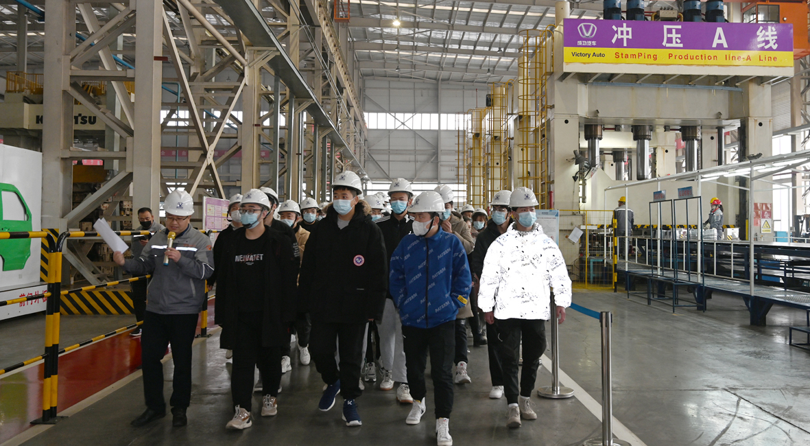 【工作动态】长治职业技术学院70名大二学生到凯时KB88汽车实习参观